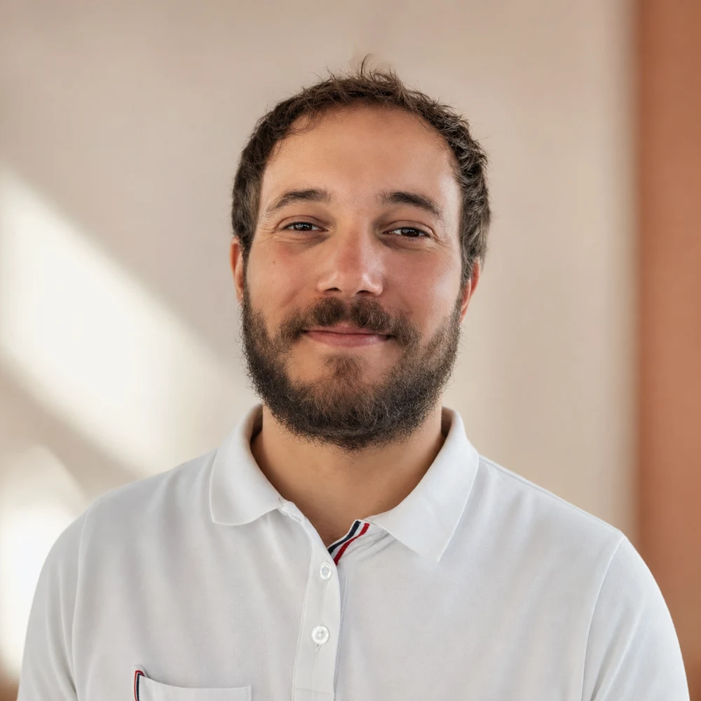 Portrait professionnel de Léo Khairallah, développeur indépendant à Toulouse.